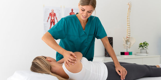 Fiosioterapista all'opera che ora dovrà usare la Fatturazione Elettronica sulle Tessere Sanitarie dei clienti che subiscono i trattamenti